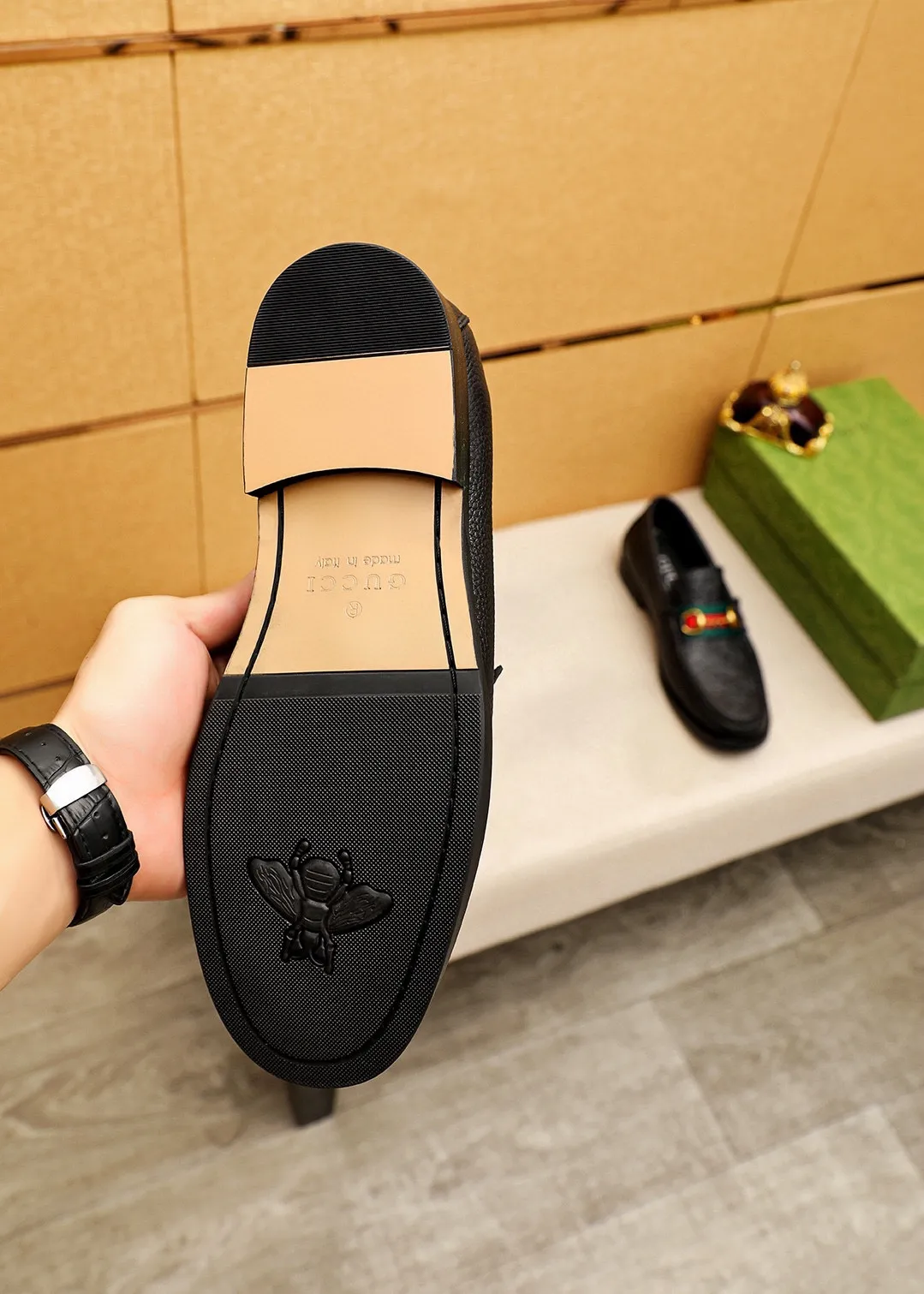 Men's shoes 💰460 💐 Product trademark: GUCCI "Gucci" casual leather shoes Regular size: 38-44 (45🉑️customized) Product materials: Selected imported first-layer pebbled cowhide embossed upper + luxury hardware buckle, imported water-dyed cowhide leather lining. Strong three-dimensional visual effect, original combination outsole Color: 5⃣️colors available